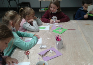 Uczniowie klasy 2a projektują wzór na tkaninę.