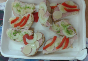 Zdrowe kanapki przygotowane przez uczniów 2a
