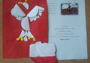 Zdjęcie przedstawia kartki z podziękowaniami dla Powstańców, wykonane przez uczniów klas trzecich.