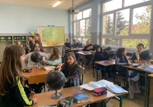 Uczniowie klasy 5a rysują na globusach