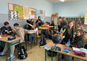 Uczniowie klasy 5a w trakcie pracy