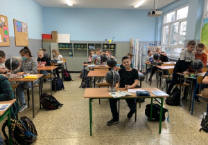 Uczniowie klasy 5b w trakcie pracy
