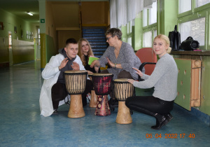 Na zdjęciu - Wspólne muzykowanie na szkolnym korytarzu