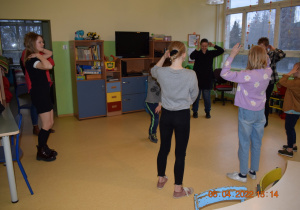 Na zdjęciu - Wspólny taniec Macarena w Sali Liściastej