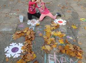 Dwie dziewczynki prezentują jesienny totem