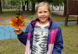 Dziewczynka z bukietem jesiennych liści