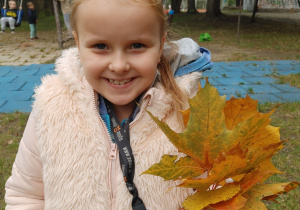 Dziewczynka z bukietem jesiennych liści
