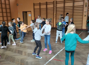 Dzieci tanecznym krokiem integrują się biorąc udział w warsztatach na temat bezpieczenstwa