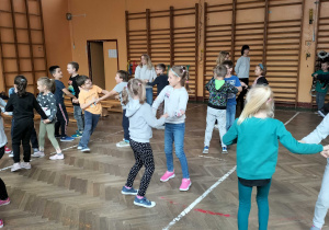 Uczniowie klas pierwszych poprzez taniec integrują się ze swoimi kolegami i koleżankami z Ukrainy