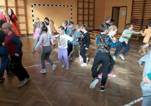 Uczniowie klas pierwszych poprzez taniec integrują się ze swoimi kolegami i koleżankami z Ukrainy