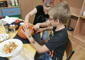 Dzieci wspólnie wykonują smakołyki z warzyw