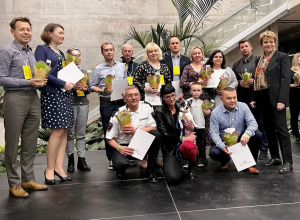 Zdjęcie przedstawia liderów zwycięskich wniosków złożonych w ramach Budżetu Obywatelskiego.Nagrody wręcza Prezydent Miasta Łodzi Hanna Zdanowska
