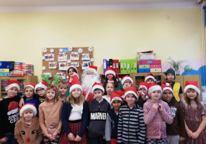 Grupa dzieci z klasy pierwszej z Mikołajem i elfami