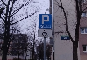 Znak drogowy oznaczający miejsce parkingowe dla osób niepełnosprawnych