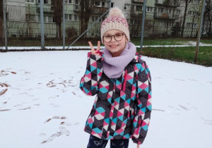 Dziewczynka chodzi po śniegu