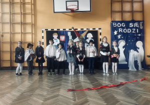 Uczniowie klas młodszych przedstawiają w sali gimnastycznej, przedstawienie pt Jasełka