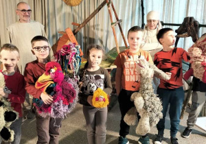 Uczniowie klasy 1A wraz z aktorami i lalkami