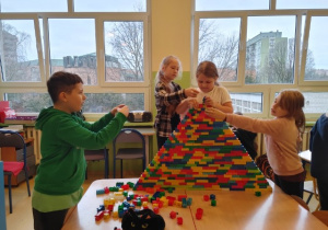 Uczniowie budują wieże z magnetycznych klocków