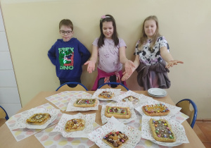 Dzieci prezentują ozdobione mazurki