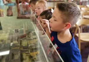 Dzieci poznaja historie miasta w Muzeum.