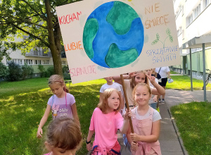 Dzieci trzymające plakat promują ekologię
