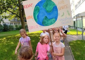 Dzieci trzymające plakat promujący ekologię 1