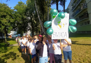 Grupa dzieci trzymająca plakat Sprzątanie świata 1