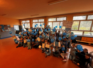 Uczniowie z niebieskimi balonami propaguja Prawa Dziecka