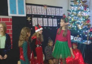 Występ uczniów podczas Wieczornicy z okazji Świąt Bożego Narodzenia.