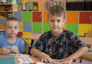 Uczniowie prezentują swoje prace plastyczne.