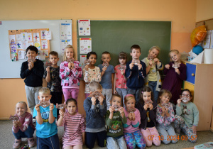 Uczniowie prezentują swoje prace plastyczne.