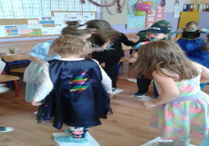 Uczniowie klasy I a biorą udział w konkursie "Taniec na gazecie";