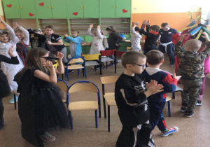 Taniec z krzesłami uczniów klasy I b;