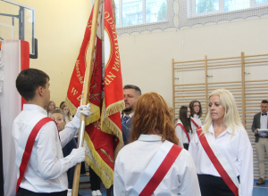 Przekazaniae nowego szatndau- rodzice uczniom