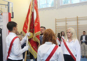 Przekazaniae nowego szatndau- rodzice uczniom