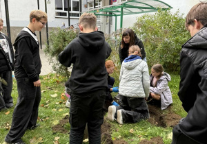 Uczniowie z rodzicami sadzą wiosenne kwiaty