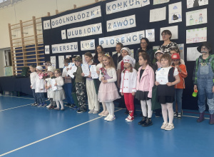 Zdjecie nagrodzonych uczniów wraz z komisją