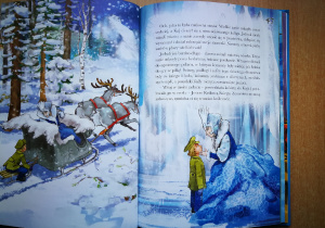 Zdjęcie przedstawia książkę otwartą na fragmencie baśni ,,Królowa Śniegu".