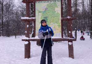 Szymon (5a) biega na nartach w Łagiewnikach