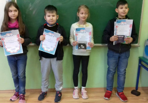 Na zdjęciu znajdują się uczniowie klasy 2b, którzy są laureatami konkursu "Zimowy pejzaż".
