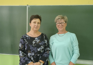 Na zdjęciu p. M.Sarlińska – Kotras, p. M. Grzywacz opiekunowie SU, na tle tablicy kredowej w sali lekcyjnej.